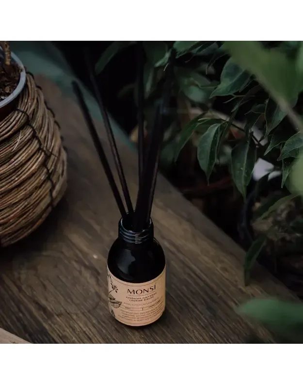 100ml. namų kvapas su lazdelėmis Juodasis gintaras ir laukinė žibutė